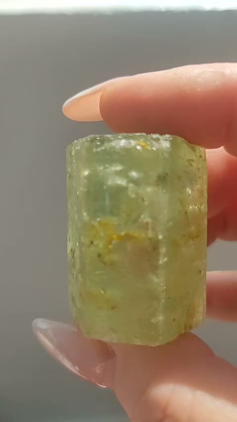 Großer Beryllkristall in der Hand