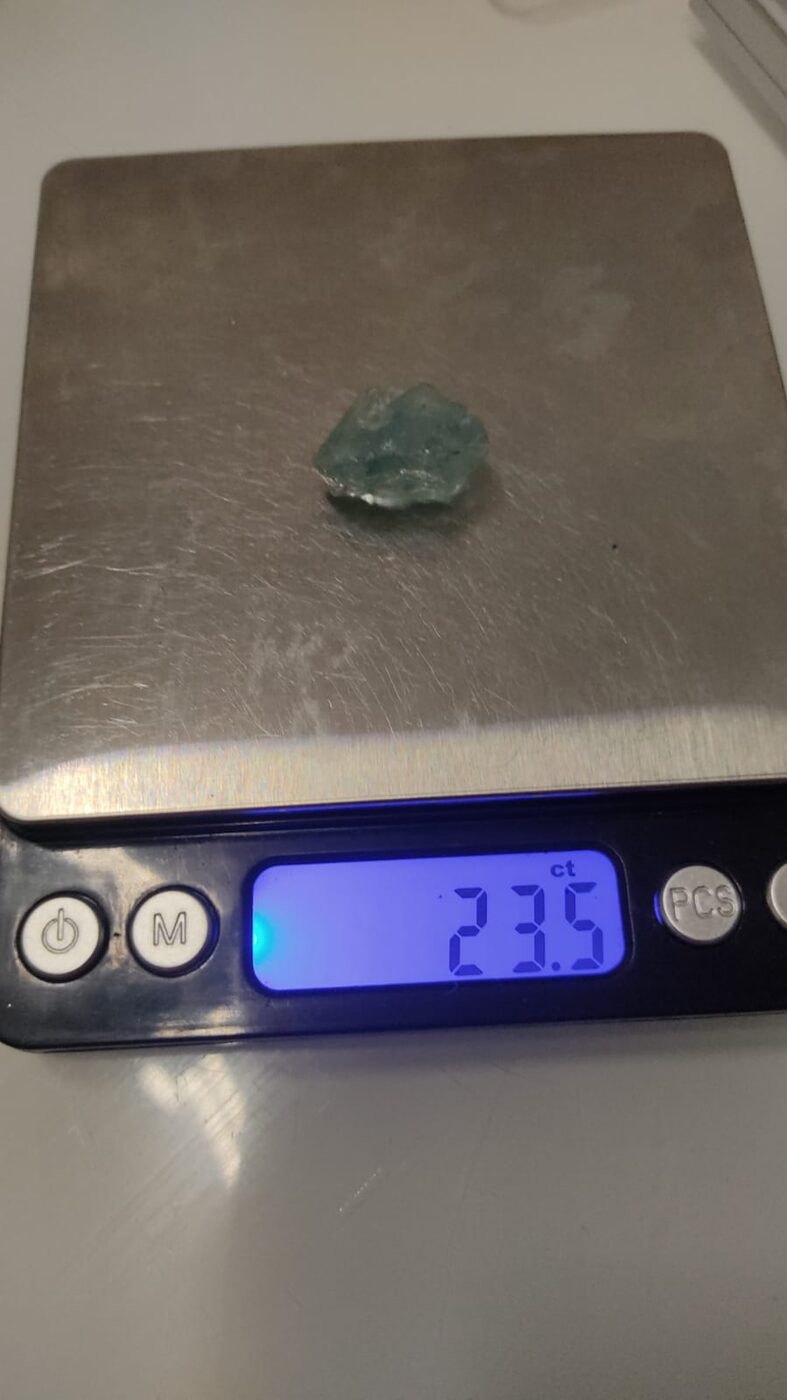 Roher Aquamarin auf Lilyas Waage, Anzeige 23,5 Karat