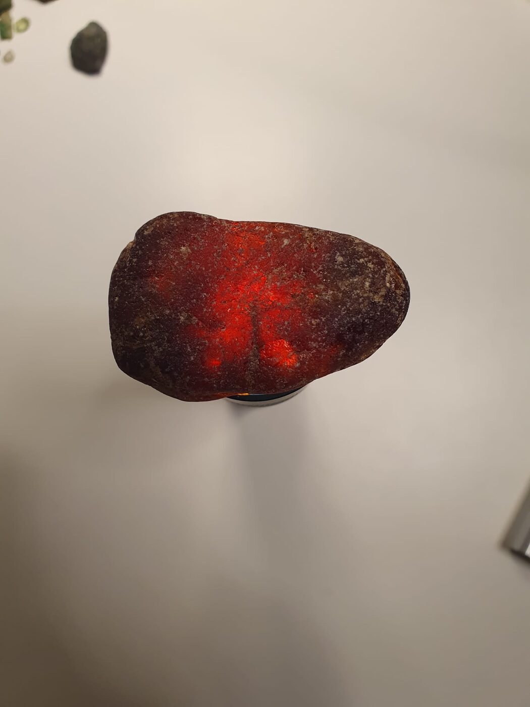 Hessonit-Rohstück, rot durchleuchtet