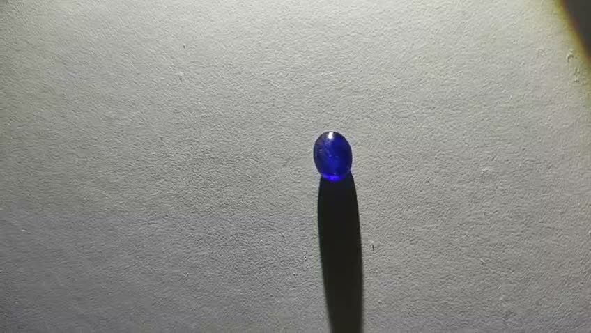 Der Saphir bei anderem Licht