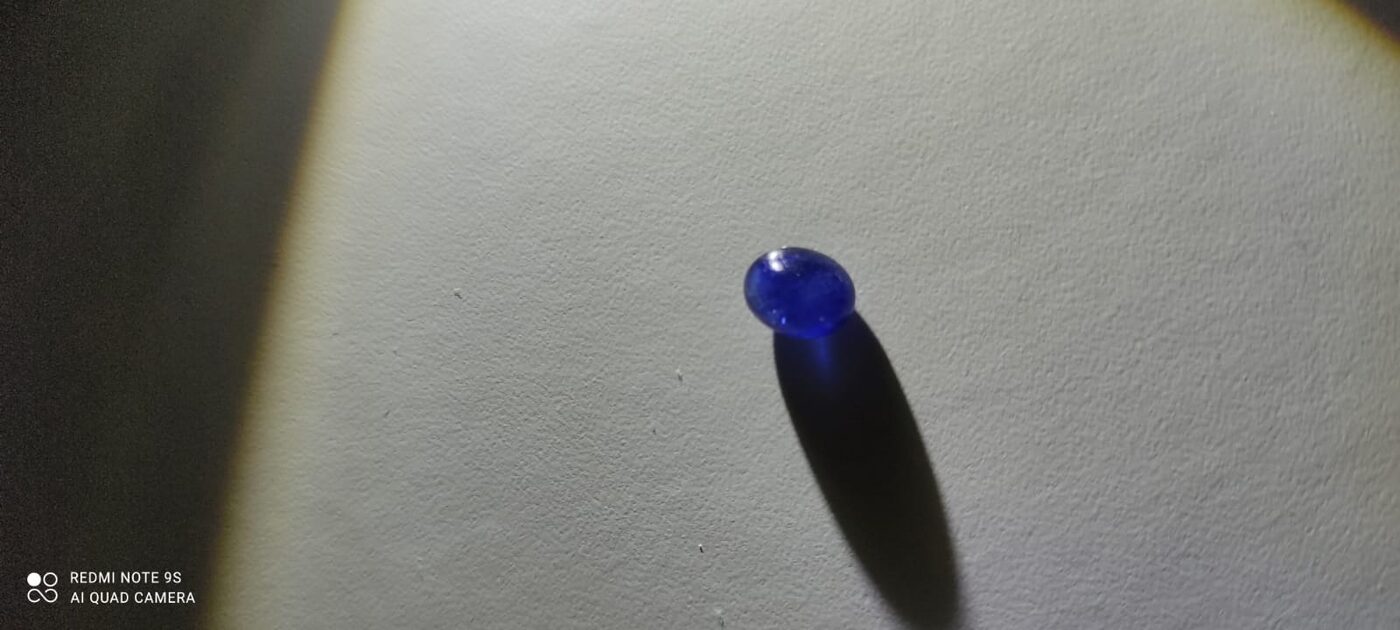 Blauer Saphir-Cabochon auf weißem Papier