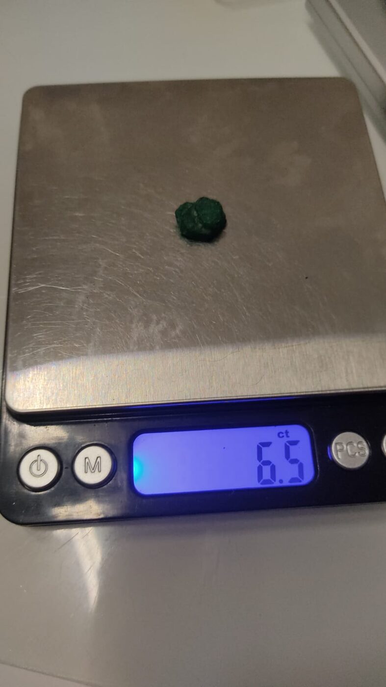 Smaragd auf der Waage, 6,5 Karat