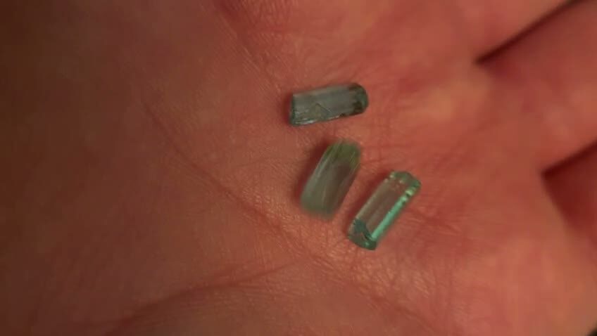 Drei kleine Smaragde auf der Hand